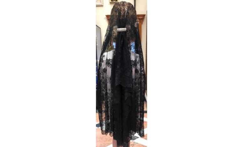 Mantilla bordada a mano en seda