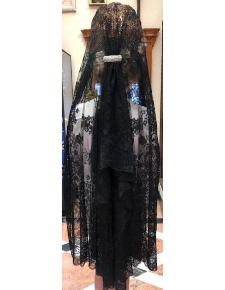 Mantilla bordada a mano en seda