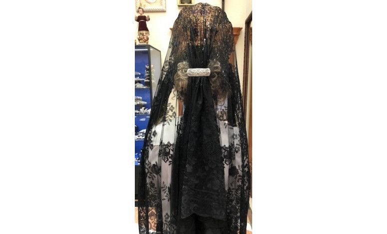 Mantilla bordada a mano en seda