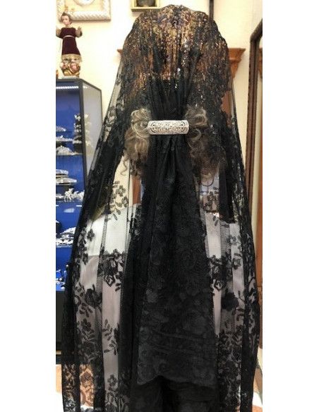 Mantilla bordada a mano en seda