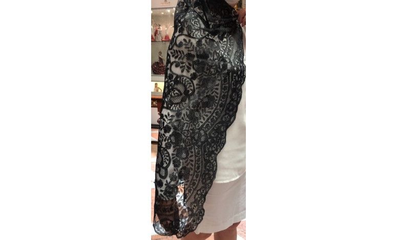 Mantilla bordada a mano en seda