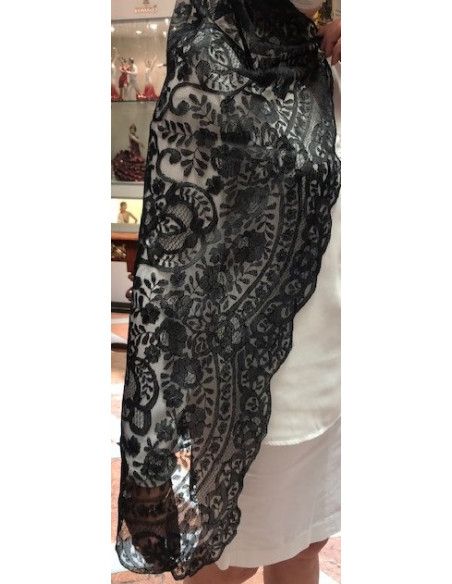Mantilla bordada a mano en seda