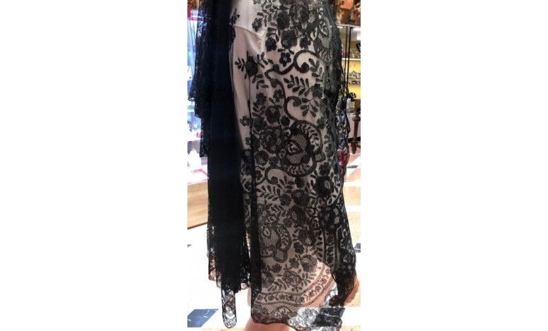 Mantilla bordada a mano en seda