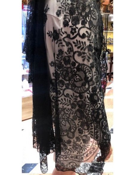 Mantilla bordada a mano en seda