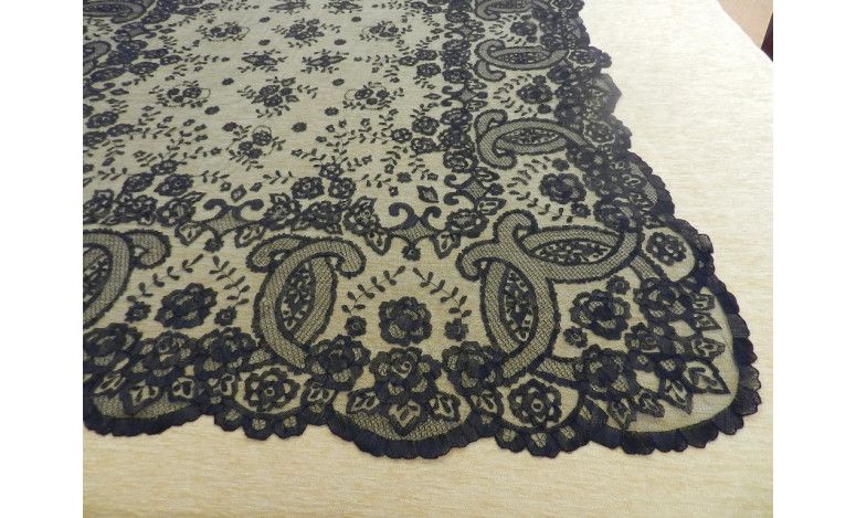 Mantilla bordada a mano en seda