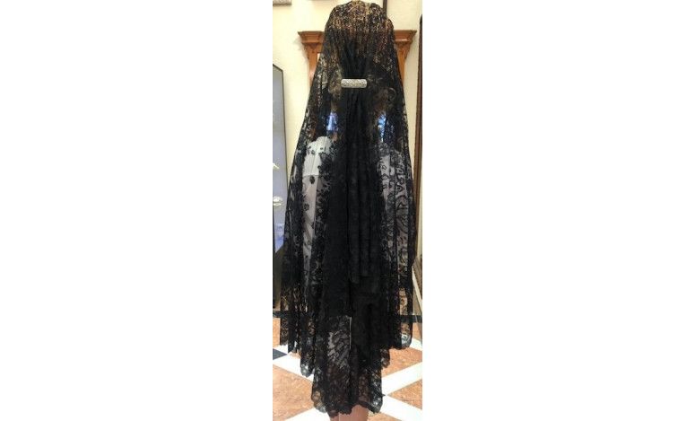 Mantilla bordada a mano en seda