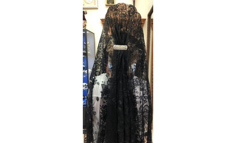 Mantilla bordada a mano en seda