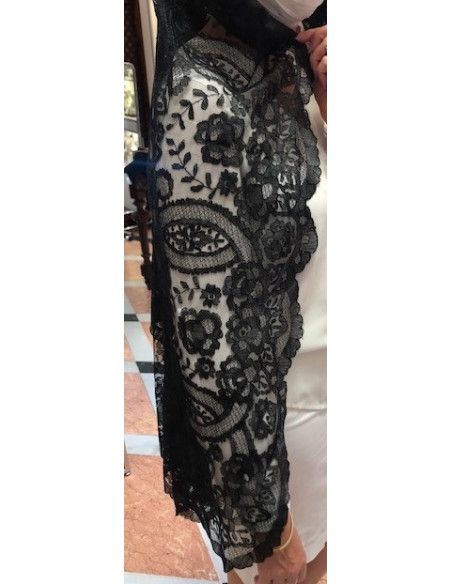 Mantilla bordada a mano en seda