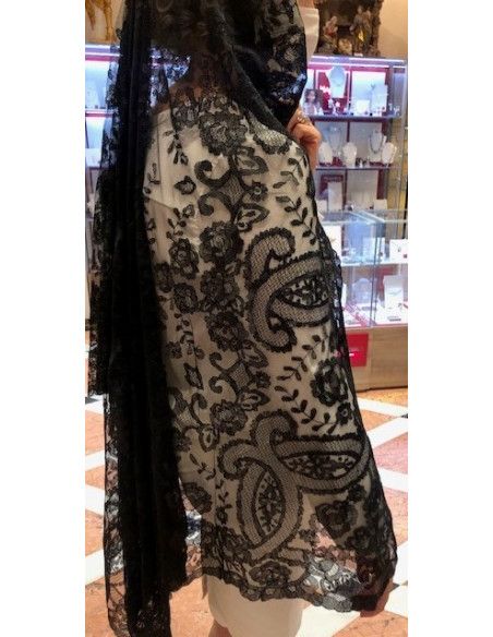Mantilla bordada a mano en seda