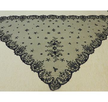 Mantilla infanta bordada a mano en seda