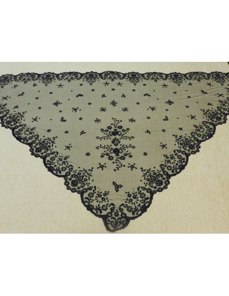 Mantilla infanta bordada a mano en seda