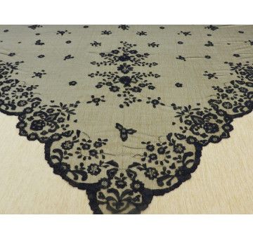 Mantilla infanta bordada a mano en seda 2