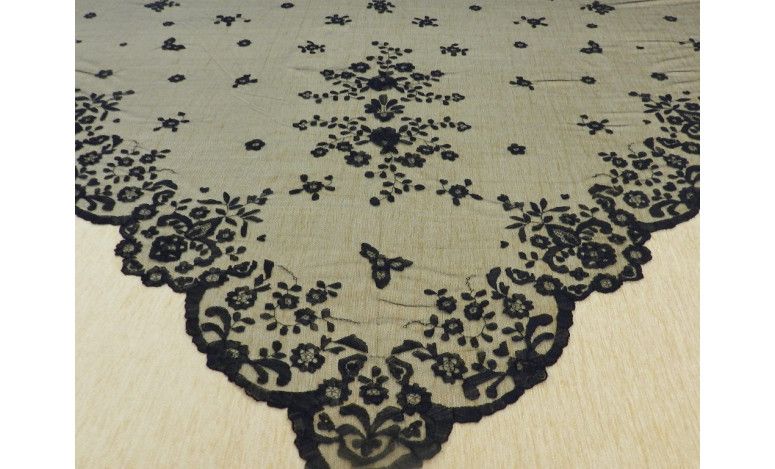 Mantilla infanta bordada a mano en seda