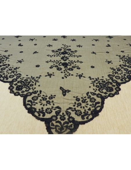Mantilla infanta bordada a mano en seda