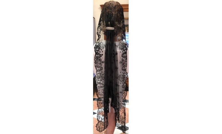 Mantilla infanta bordada a mano en seda