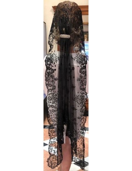 Mantilla infanta bordada a mano en seda