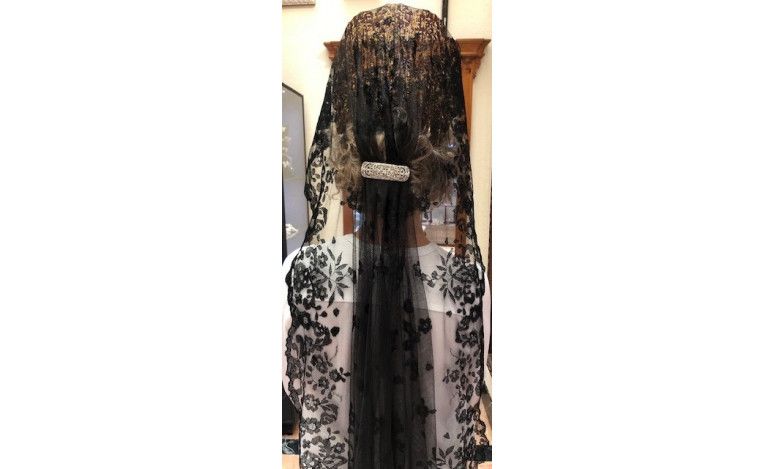 Mantilla infanta bordada a mano en seda
