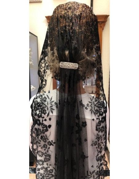 Mantilla infanta bordada a mano en seda