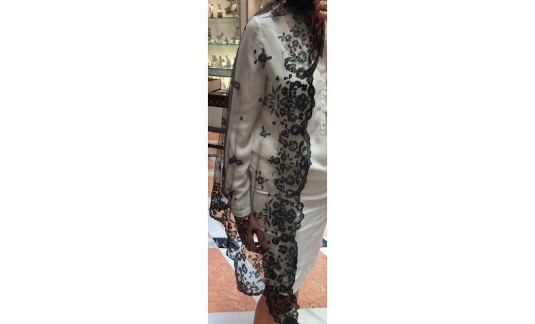 Mantilla infanta bordada a mano en seda