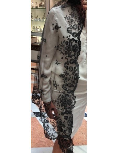 Mantilla infanta bordada a mano en seda