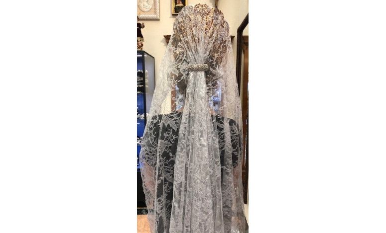 Mantilla bordada a máquina plata metalizada...