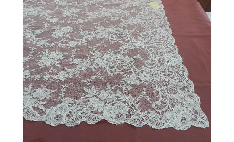 Mantilla bordada a máquina plata metalizada...