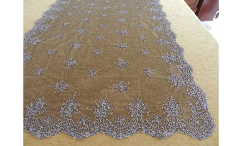 Mantilla bordada a máquina en color negro-plata...