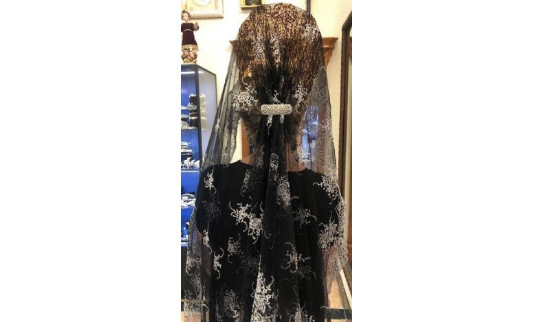 Mantilla bordada a máquina en color negro-plata...