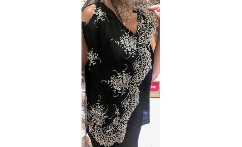 Mantilla bordada a máquina en color negro-plata...