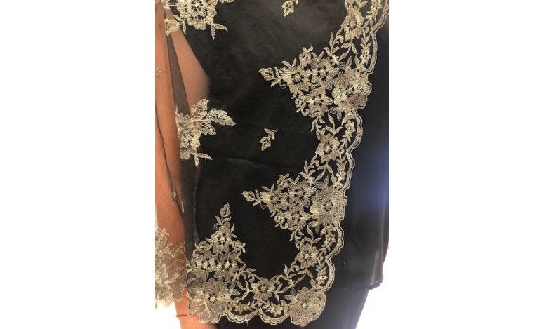 Mantilla bordada a máquina en color negro-oro...