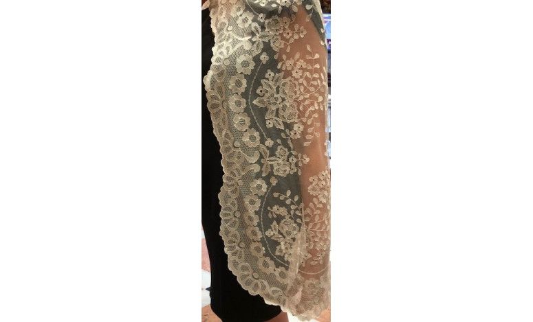 Mantilla bordada a mano en seda 120*240