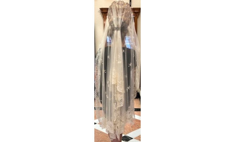 Mantilla bordada a mano en seda 130*240