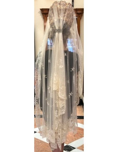 Mantilla bordada a mano en seda 130*240
