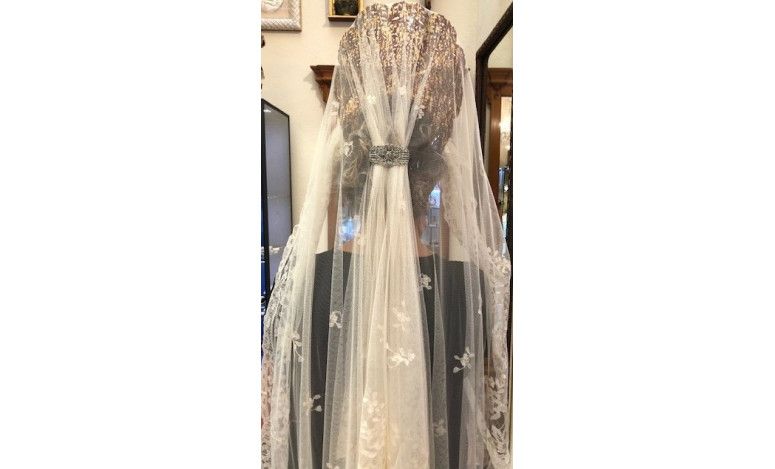 Mantilla bordada a mano en seda 130*240