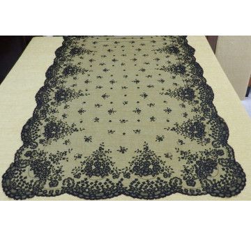 Mantilla bordada a mano en seda