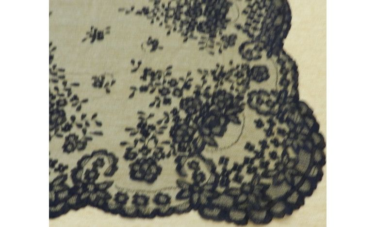 Mantilla bordada a mano en seda