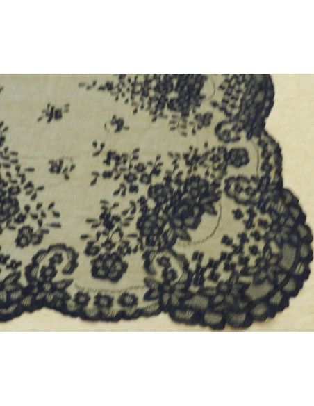Mantilla bordada a mano en seda