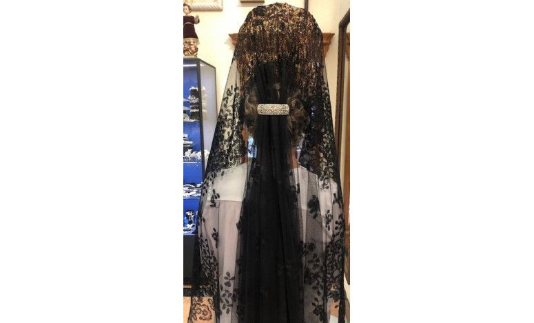Mantilla bordada a mano en seda