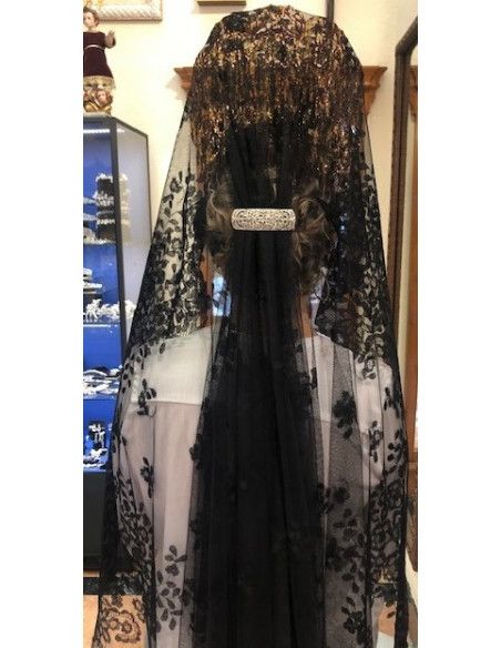 Mantilla bordada a mano en seda