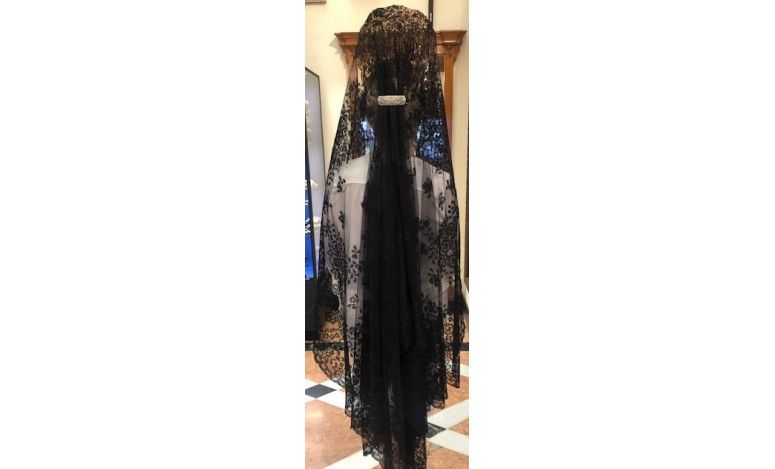 Mantilla bordada a mano en seda