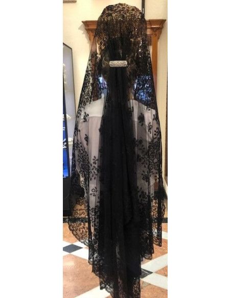 Mantilla bordada a mano en seda