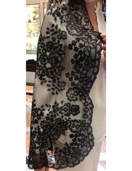 Mantilla bordada a mano en seda