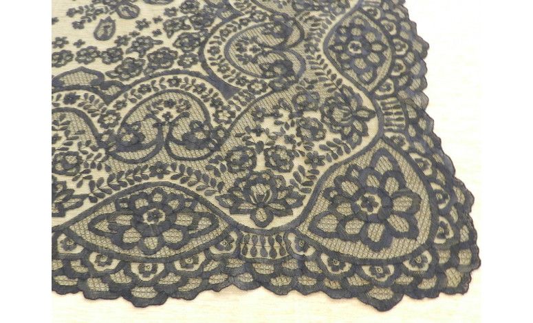 Mantilla bordada a mano en seda