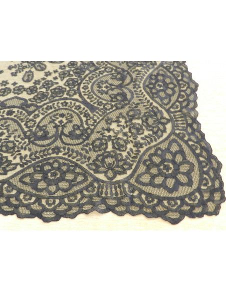 Mantilla bordada a mano en seda