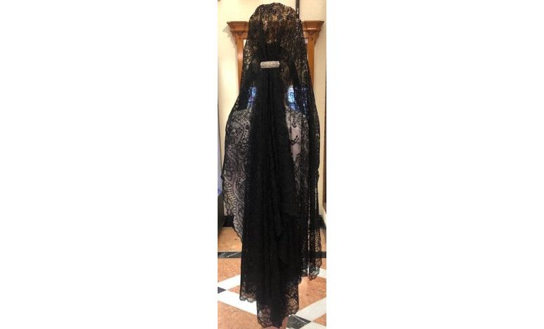 Mantilla bordada a mano en seda