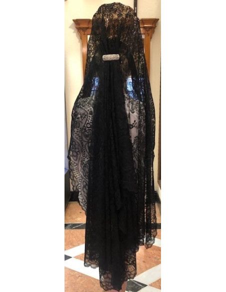Mantilla bordada a mano en seda