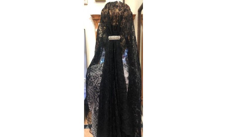 Mantilla bordada a mano en seda