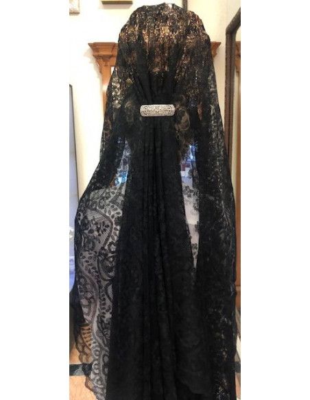 Mantilla bordada a mano en seda