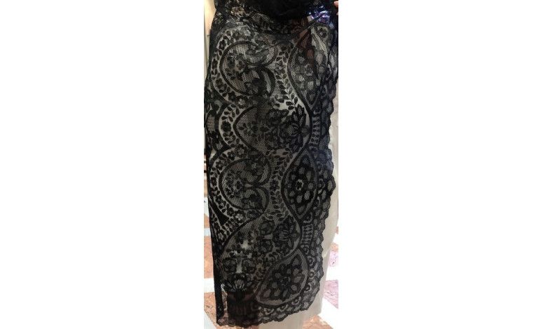 Mantilla bordada a mano en seda