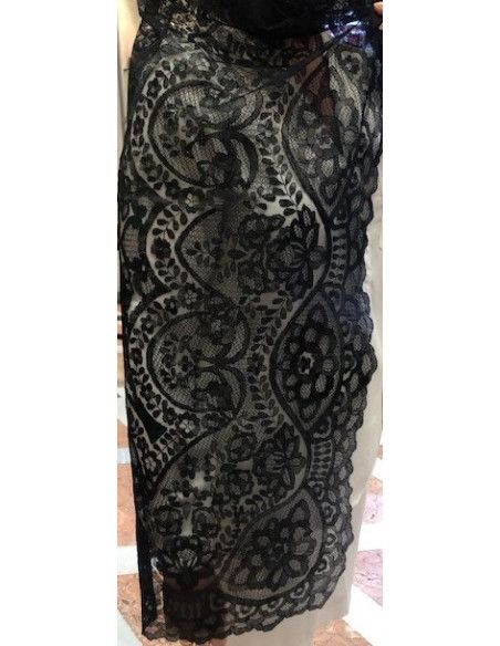 Mantilla bordada a mano en seda